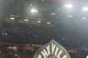 搖滾狂人！奧茲奧斯本的tifo在維拉公園球場上升起！