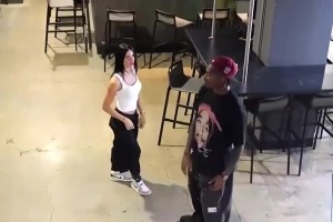 女舞者現(xiàn)場(chǎng)“勾引”萊奧，純情大男孩萊奧落荒而逃??