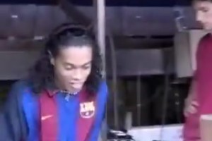 舉世矚目的巴西超新星??當(dāng)年羅納爾迪尼奧加盟巴薩引爆加泰