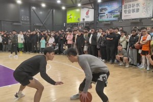 郭艾倫回遼陽和球迷打球 一個(gè)打三個(gè)輕輕松松??????