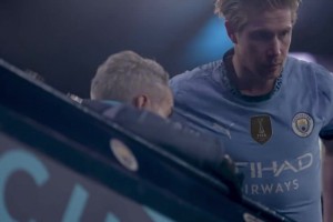 偷感很重的拍攝??德布勞內(nèi)是大大方方的換，你這偷偷摸摸的拍啊