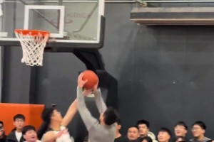 郭艾倫輕松懟開球迷成功一打二，這就是職業(yè)和業(yè)余的差距吧??