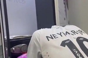 為青春落淚！內(nèi)馬爾在更衣室再次穿上桑托斯10號(hào)球衣??