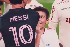 當小球童們見到梅西，滿眼的崇拜??