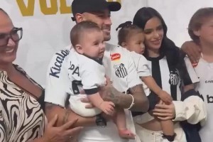 真開(kāi)心！內(nèi)馬爾簽約后一家人合影??