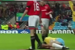 名場面??索斯蓋特飛鏟基恩，基恩憤怒上前埃爾文還指著罵