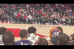 ??太陽比賽還沒打完，布克在板凳席上收到濃眉東契奇交易消息，趕緊分享給隊友