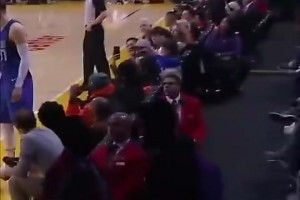 如今來(lái)湖人了！2019年?yáng)|契奇與科比在場(chǎng)邊互動(dòng)！