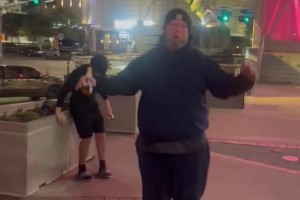 達(dá)拉斯街頭一名獨(dú)行俠球迷破口大罵：達(dá)拉斯體育史上最黑暗的一天