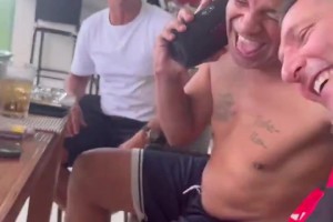 活寶，網(wǎng)友：小圖拉姆不管在哪都能成為鏡頭焦點??