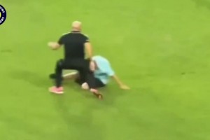 太有節(jié)目效果了！現(xiàn)場直拍梅西保鏢被沖場球迷鏟倒，梅西的反應！