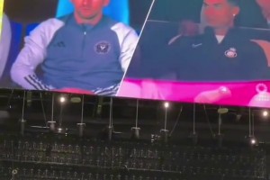 同框的那一年??C羅和梅西在大屏幕上同框出鏡~