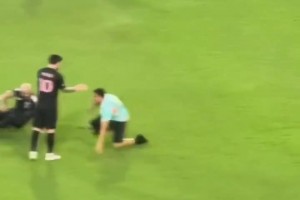 我一個滑鏟！球迷沖場找梅西，直接滑鏟和用頭絆倒梅西保鏢??