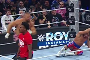 外網(wǎng)3億播放！甲亢哥慘遭飛沖肩，被撞岔氣了都??