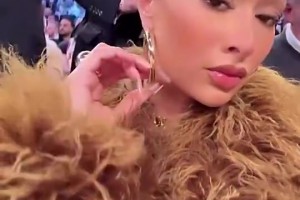 杰倫-格林40歲的老女友來到現(xiàn)場啦！??難怪今天火箭又輸了