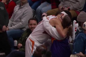 加冕太陽隊史得分王后，布克與場下的家人們一一擁抱