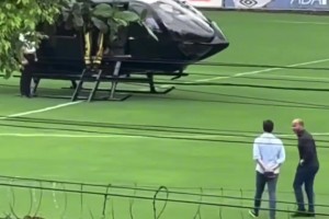 內(nèi)馬爾是坐直升機(jī)去球場(chǎng)訓(xùn)練的??這是真的豪氣啊