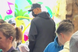 低調(diào)?。【W(wǎng)友在日本旅游偶遇帶著口罩和家人出游的易建聯(lián)~