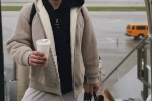 勇士官方曬登機(jī)照沒有維金斯！美媒：要出大事兒？????