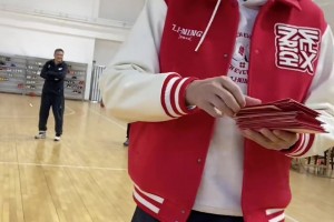 杜指導大氣啊！杜鋒給廣東青訓小隊員派發(fā)新年紅包??????