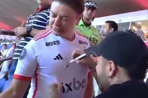 辣眼！內(nèi)馬爾你竟然對老嫂子有興趣，簽名時(shí)候還摸摸人家??