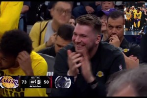 靜雨：東契奇現(xiàn)在笑不攏嘴了 他發(fā)現(xiàn)湖人陣容比獨(dú)行俠還好 奪冠前景更明朗