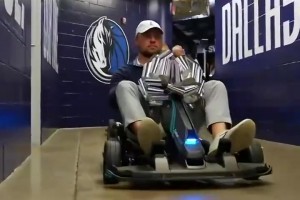 沒(méi)的說(shuō)?。∪ツ晔フQ節(jié)東契奇給獨(dú)行俠每人送了一輛卡丁車(chē)！