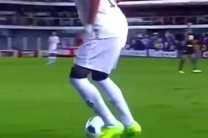 引皇薩爭搶！年輕時(shí)在桑托斯踢球的內(nèi)馬爾太有靈性了??