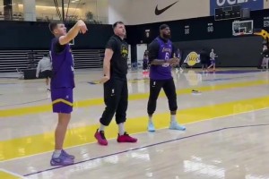 慢慢融入進(jìn)去！東契奇和詹姆斯進(jìn)行投籃訓(xùn)練 濃眉和歐文有說(shuō)有笑