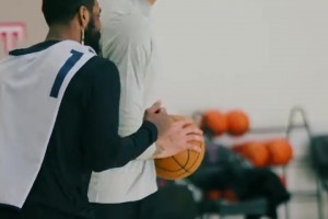 文眉組合！歐文在訓(xùn)練中單防給濃眉投籃“上強(qiáng)度”??