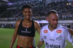 對手挨個(gè)找內(nèi)馬爾合影，內(nèi)馬爾：你們剛才差點(diǎn)把我踢死了??