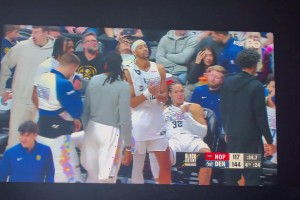 你倆搞什么？約基奇和小喬丹在板凳席上都快吻起來了