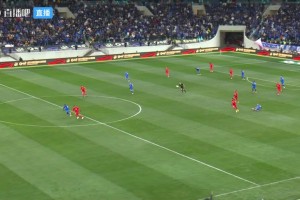 啊這??...申花反擊未過半場，邊裁卻舉旗示意越位