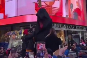 排面拉滿！C羅雕像亮相紐約時代廣場，各地粉絲為他慶祝40歲生日