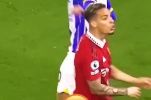 球場卓別林！安東尼的幽默時(shí)刻！還是有點(diǎn)搞笑天賦在身上的！