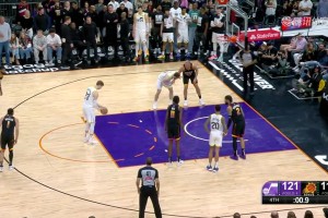 轉(zhuǎn)折點(diǎn)！馬爾卡寧第二罰沒選擇罰丟 留太陽暫停發(fā)球三分絕平機(jī)會(huì)