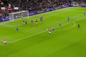 曼聯(lián)扳平比分！霍伊倫腳后跟射門被擋，齊爾克澤補(bǔ)射破門