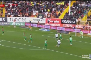 危險(xiǎn)??塔利斯卡土超破門后慶祝，被對(duì)手球迷水瓶砸中應(yīng)聲倒地