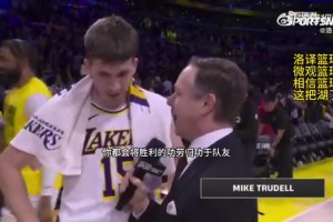 “內(nèi)訌啦”！??巴特勒賽后采訪時打趣希爾德：別碰我！