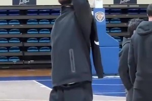 你敢信這是NBA狀元？看看西蒙斯的投籃訓(xùn)練，進(jìn)個(gè)球真難?。? >
                                        </div>
                                    </div>
                                    <div   id=