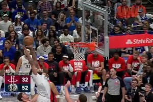 ??歐眉連線！歐文吸引包夾高拋妙傳 助濃眉起飛獻(xiàn)雙手炸裂暴扣