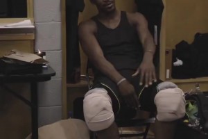 贏球的感覺真好！巴特勒賽后在更衣室自嗨，膝蓋上裹著厚厚的冰塊