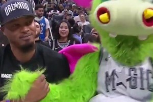 09年全明星&總決賽功臣！拉沙德-劉易斯現(xiàn)場觀戰(zhàn)魔術~