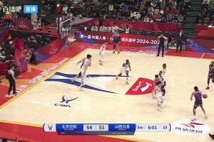 特萊斯突入禁區(qū)吸引雙人包夾送助攻，陳國豪接球后一個勢大力沉的暴扣！