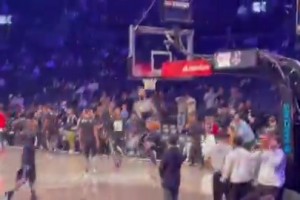 運(yùn)動(dòng)能力還在的！西蒙斯最近熱身時(shí)展示拉桿風(fēng)車(chē)暴扣