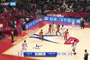 不遑多讓！大衛(wèi)-詹姆斯迎著洛夫頓防守 飛身上籃打板進(jìn)！