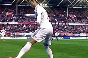 毫不講理！金邊羅的無(wú)解遠(yuǎn)射，進(jìn)球后指著大腿肌肉慶祝！