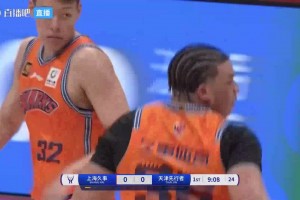 行走的推土機(jī)！洛夫頓頂著高世鰲防守 籃下自投自搶輕松點(diǎn)進(jìn)