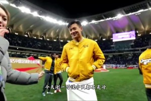 這造型不錯！奪冠慶典上，蔣圣龍的黃戰(zhàn)袍配“長裙”很吸睛