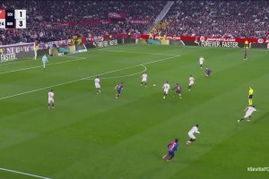 上場(chǎng)僅17分鐘被罰下！費(fèi)爾明飛鏟索烏，裁判查看VAR后黃牌改紅牌